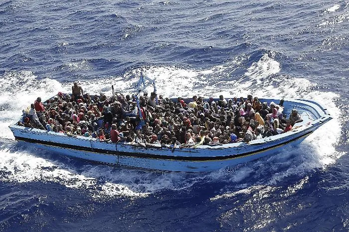Immigrazione: Fregata Euro soccorre due barconi con 956 profughi