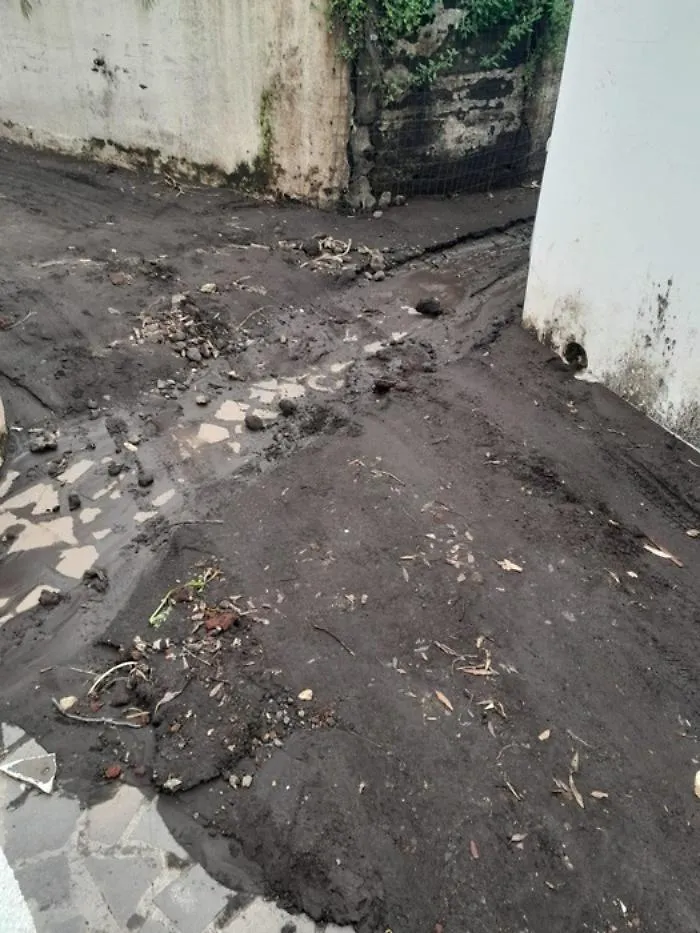 Strade invase dal fango per il maltempo a Stromboli