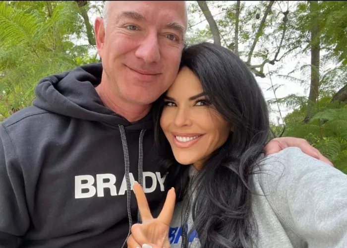 Jeff Bezos con la futura moglie Lauren S&aacute;nchez