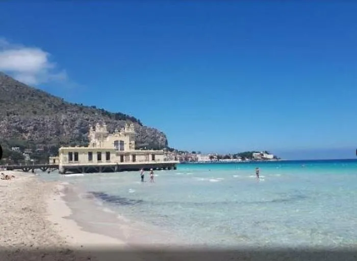 Mondello, molestata mentre fa il bagno a mare: 18enne schiaffeggia l'aggressore e lo fa arrestare dalla polizia
