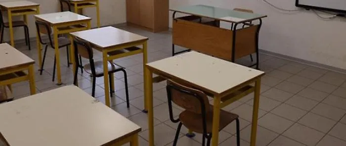 Banchi vuoti a scuola