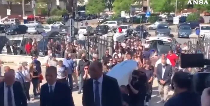 I funerali del piccolo Andrea, morto a Sharm per gastroenterite