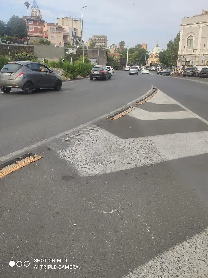 Catania, cordolo stradale rimosso