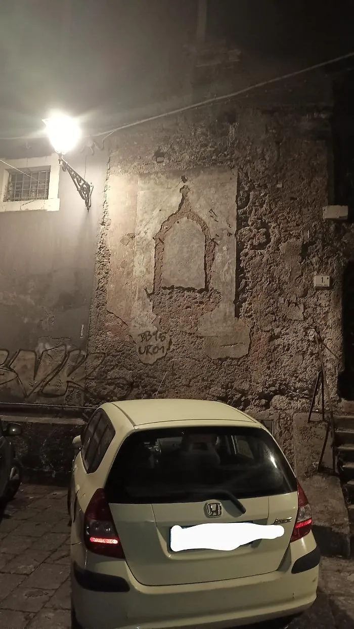 In via transito poco prima dell'ingresso laterale della chiesa di Santa Maria dell'indirizzo sul muro ci&ograve; che resta di una edicola votiva