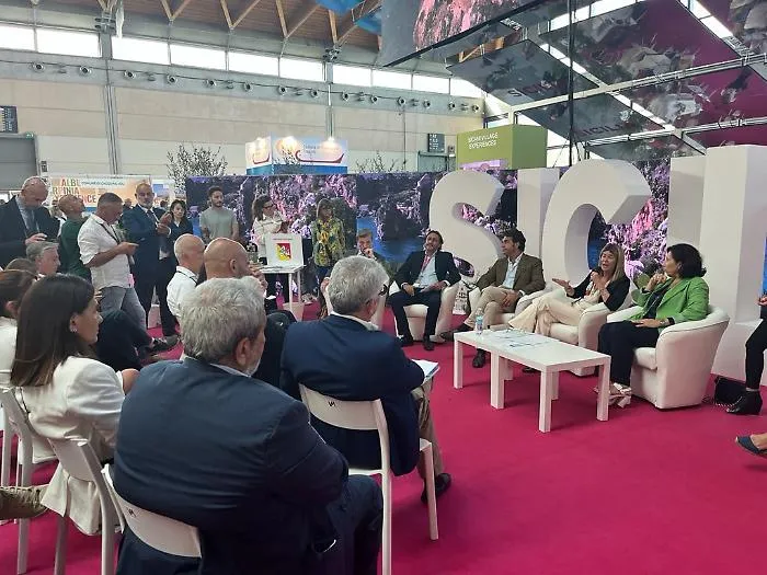 Conferenza-stampa-assessorevAmata-al-TTG-Travel-Experience-di-Rimini