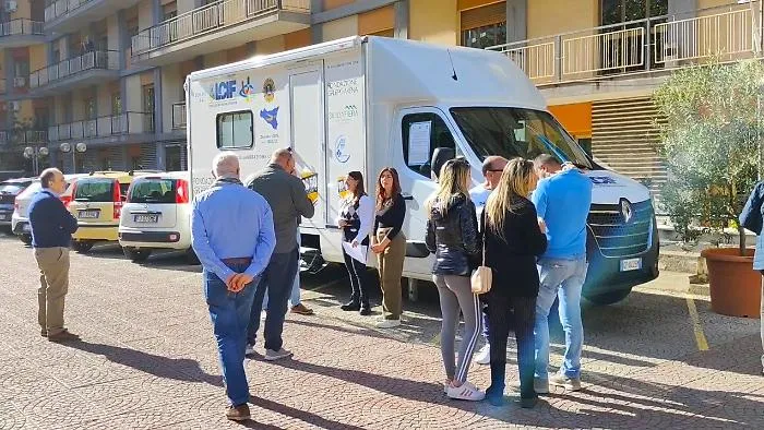 Il-camper-dellUnione-ciechi-davanti-lAssessorato