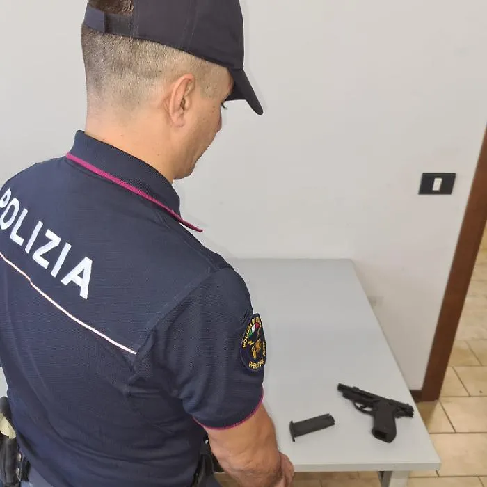SPARA IN ARIA CON PISTOLA A SALVE PER LE VIE DELLA CITT&Agrave;, MINORE DENUNCIATO