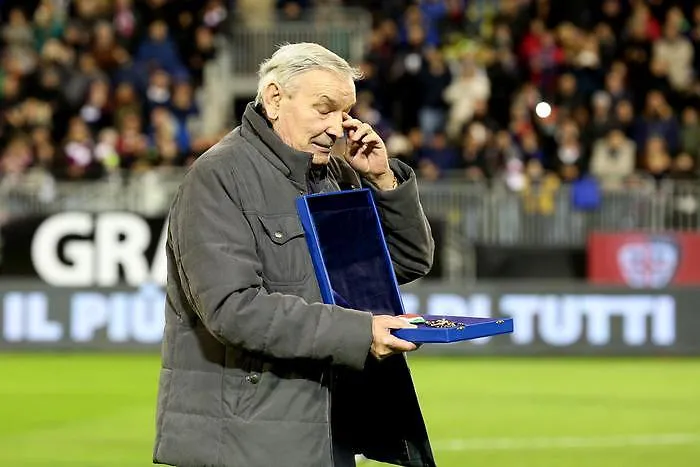 Calcio: emozioni al Sant'Elia, Gigi Riva riceve Collare d'Oro