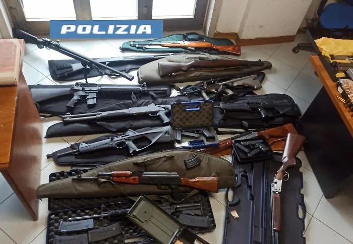 NASCONDE-UNARSENALE-ALLINTERNO-DI-UN-CAVEAU-NELLA-MANSARDA-DELLABITAZIONE-57ENNE-DENUNCIATO-DALLA-POLIZIA-DI-STATO-1