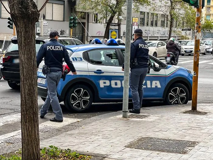LAVAVETRI-MOLESTO-MINACCIA-I-PASSANTI-E-AGGREDISCE-GLI-AGENTI-ARRESTATO-DALLA-POLIZIA-DI-STATO
