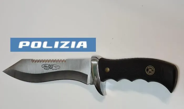 NASCONDE-UN-PUGNALE-NEL-BAGAGLIO-DENUNCIATA-DALLA-POLIZIA-DI-STATO-1