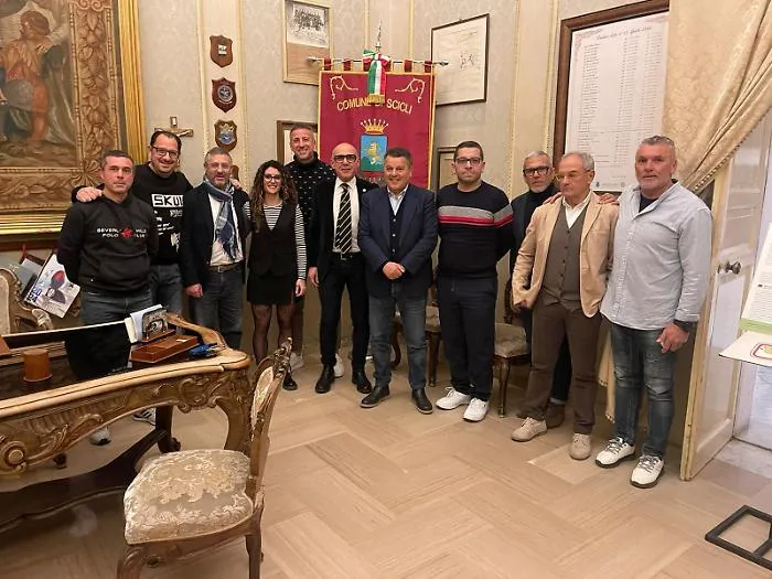 Gli undici arbitri con Cassisi ricevuti al Comune di Scicli