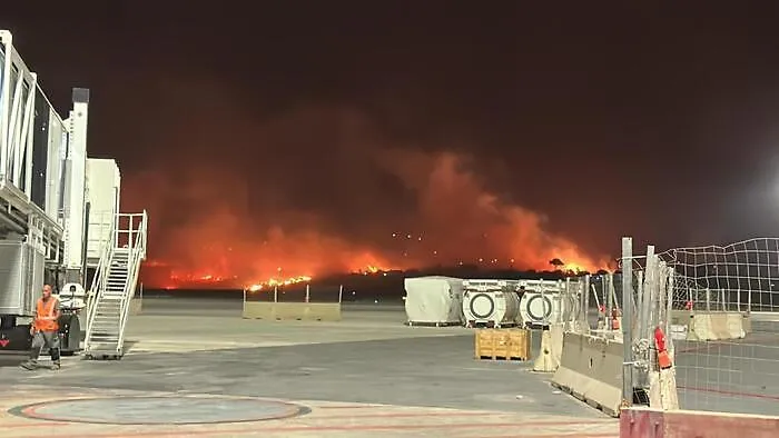 ++ Incendio attorno all'aeroporto di Palermo, chiuso scalo ++