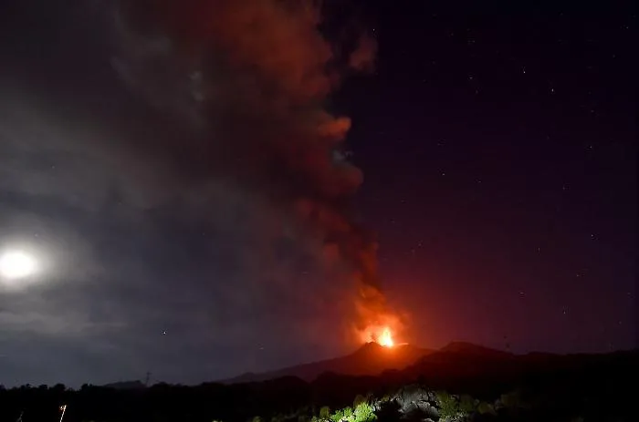 etna eruzione attivit&agrave; cratere voragine luglio 2024