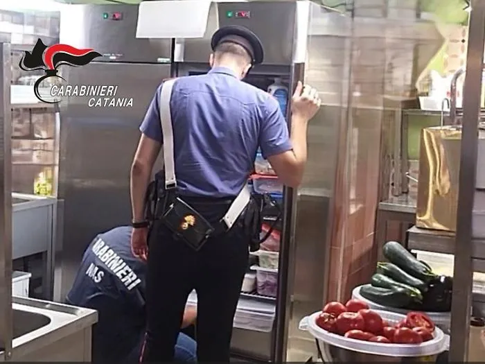 Controlli dei carabinieri di piazza Dante