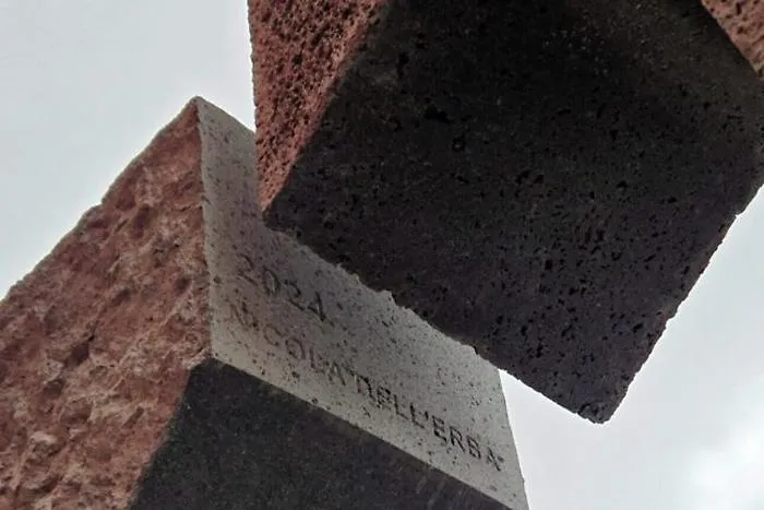 Un frammento della Stele della Pace del Mediterraneo