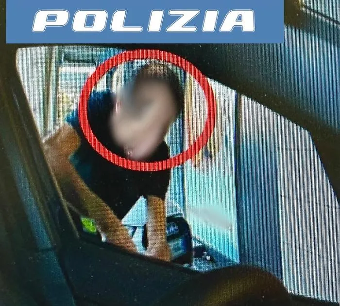Furto dentro un'auto a Catania