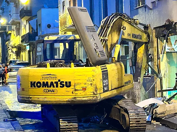 scordia escavatore bancomat