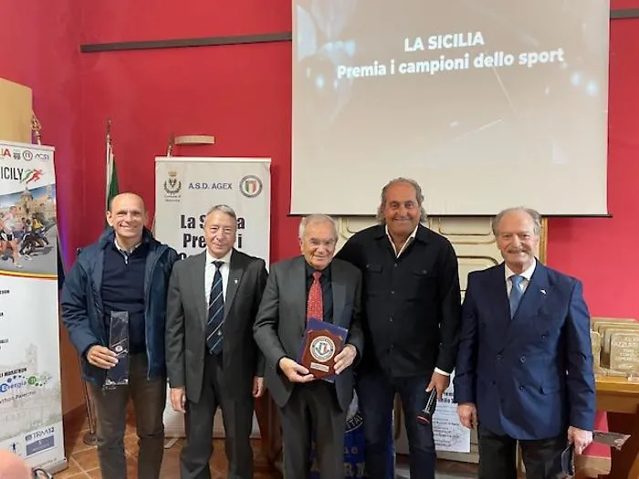 Il Sindaco Sebastiano Sanzarello con gli organizzatori 11