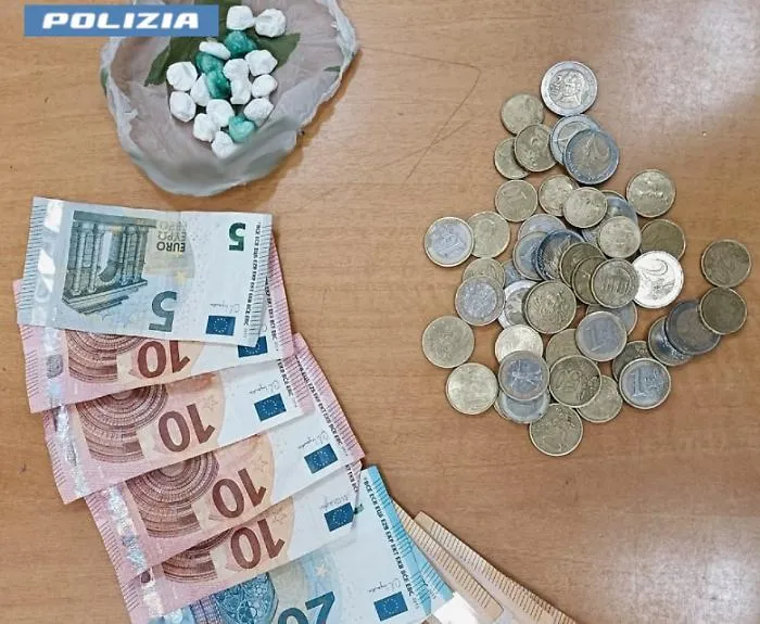 SFRECCIA CON LA DROGA IN AUTO, PREGIUDICATO 22ENNE DI ACIREALE FERMATO E ARRESTATO DALLA POLIZIA DI STATO