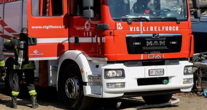 Auto in fiamme nella galleria Tremonzelli, l'autostrada Palermo‑Catania bloccata in entrambe le direzioni