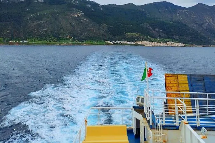 Traghetti per le isole minori