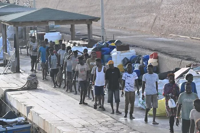 >>>ANSA/ SALTANO I TRASFERIMENTI, IN 1.300 NELL'HOTSPOT DI LAMPEDUSA