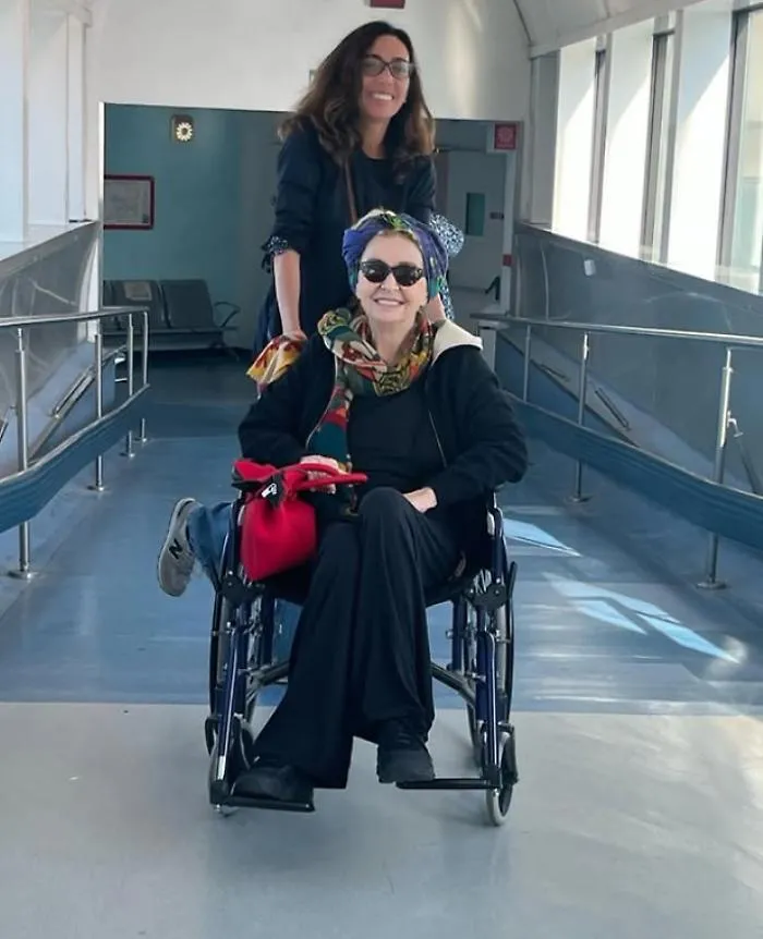 Enrica Bonaccorti in sedia a rotelle rivela i motivi della sua assenza da social e tv: &laquo;Mi scuso con tutti&raquo;