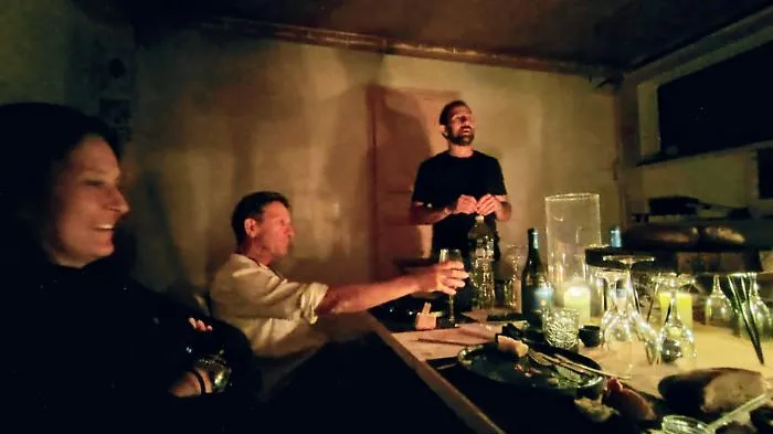 A cena nel rifugio api-friendly, l'esperienza immersiva che insegna a non averne paura 