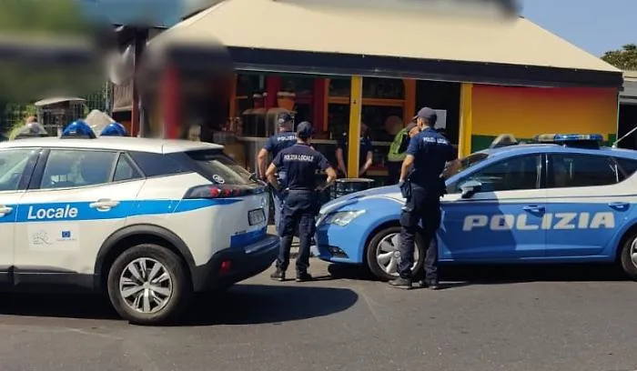Si allarga senza permesso: denunciato e multato titolare di un chiosco 