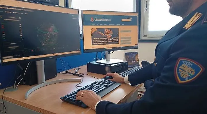 Condividevano  e scaricavano online video e foto pedopornografiche : cinque indagati, tre arrestati e file sequestrati