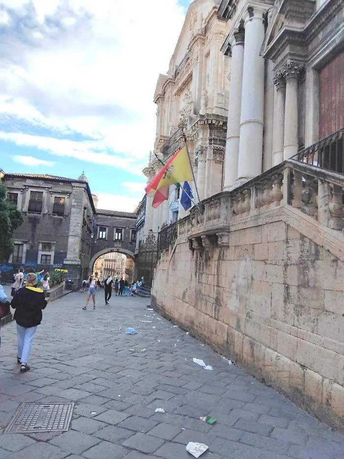 Catania. Cuore barocco soffocato dai rifiuti: l'UNESCO chiede rispetto