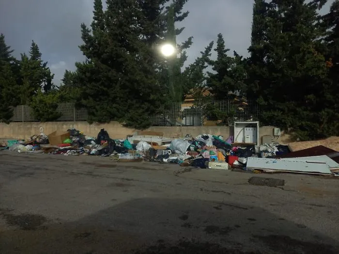 Ragusa e le discariche di vestiti a cielo aperto