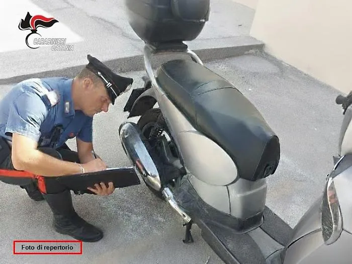 Chiedono il &ldquo;cavallo di ritorno&rdquo; al proprietario di una moto: due minorenni denunciati a Catania