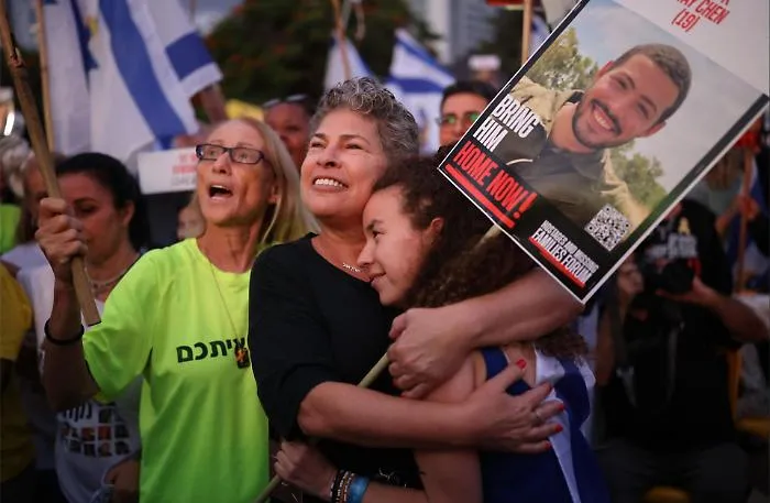 Hamas consegna gli ostaggi israeliani: rilascio in due fasi, i primi gi&agrave; affidati alla Croce Rossa