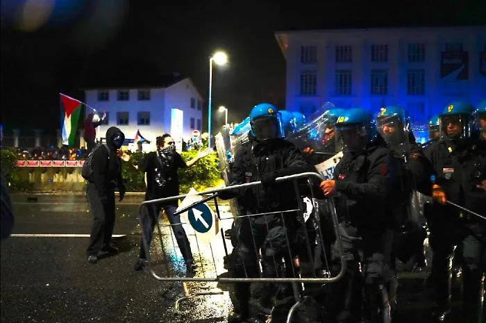 Udine, scontri e feriti durante l'incontro tra Italia e Israele. Allo stadio fischiato l'inno avversario