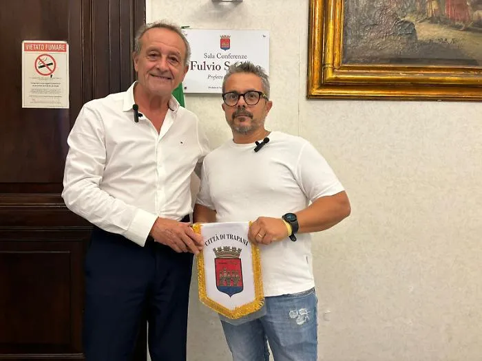 Trapani, gesto eroico in via Tenente Alberti: Giuseppe Basile salva un uomo in coma glicemico, il sindaco Tranchida lo premia