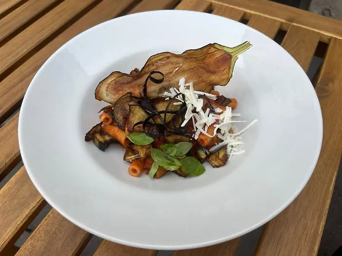 La Norma pi&ugrave; buona di Catania?  Joe Bastianich incorona la chef Dina Ferrari