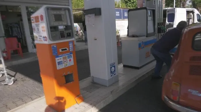Furti in serie nella notte nel  Catanese in tre distributori di carburante: ladri usano flex a batteria