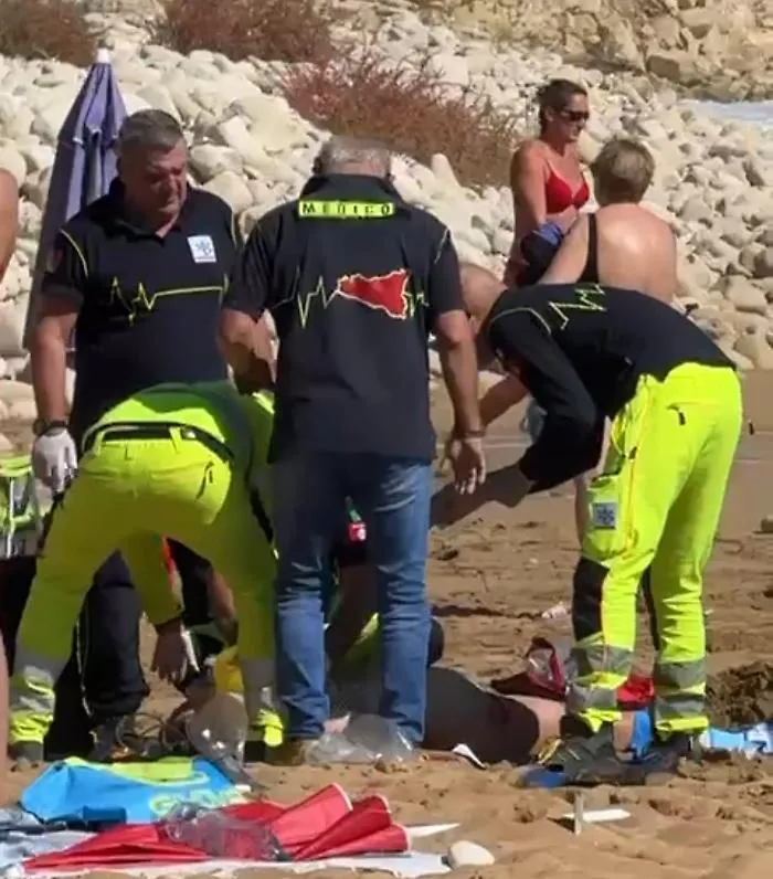 Tragedia sulla spiaggia: turista tedesca di 64 anni muore per arresto cardiocircolatorio