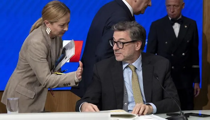 Prezzi del gasolio alle stelle, faccia a faccia tra Meloni e Giorgetti: "Governo al lavoro"
