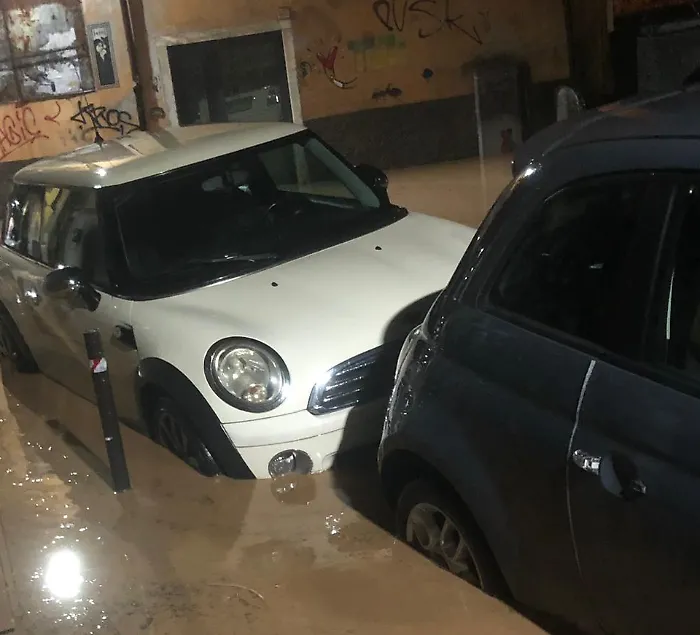 Massa Carrara: scuole chiuse e allagamenti in varie zone, salvata all'alba una famiglia 