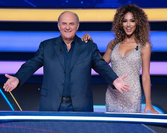 &laquo;Mike Bongiorno mi ha dato una mano da lass&ugrave;&raquo;: Gerry Scotti celebra il trionfo di "La Ruota della Fortuna"
