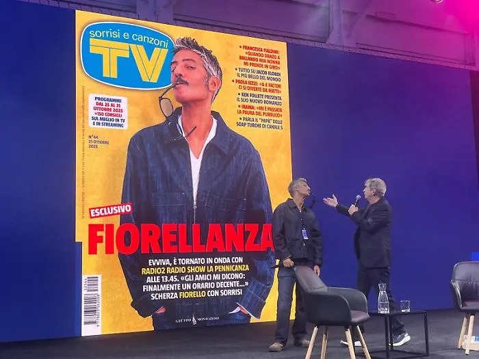 Il siciliano Rosario Fiorello riceve il Telegatto al Festival dello Spettacolo di TV Sorrisi e Canzoni