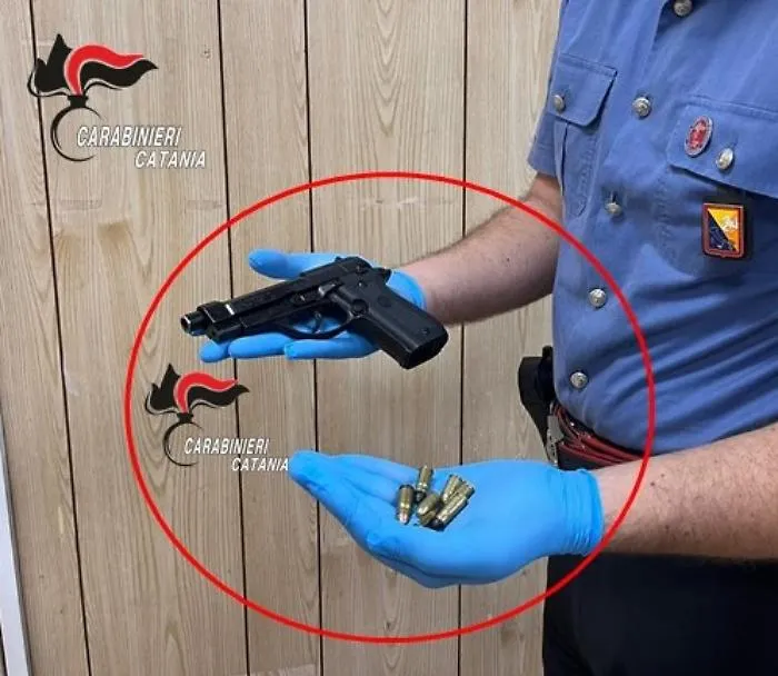 In giro a San Cristoforo con pistola, munizioni e pi&ugrave; di 4000 euro in tasca: arrestato dai Carabinieri 