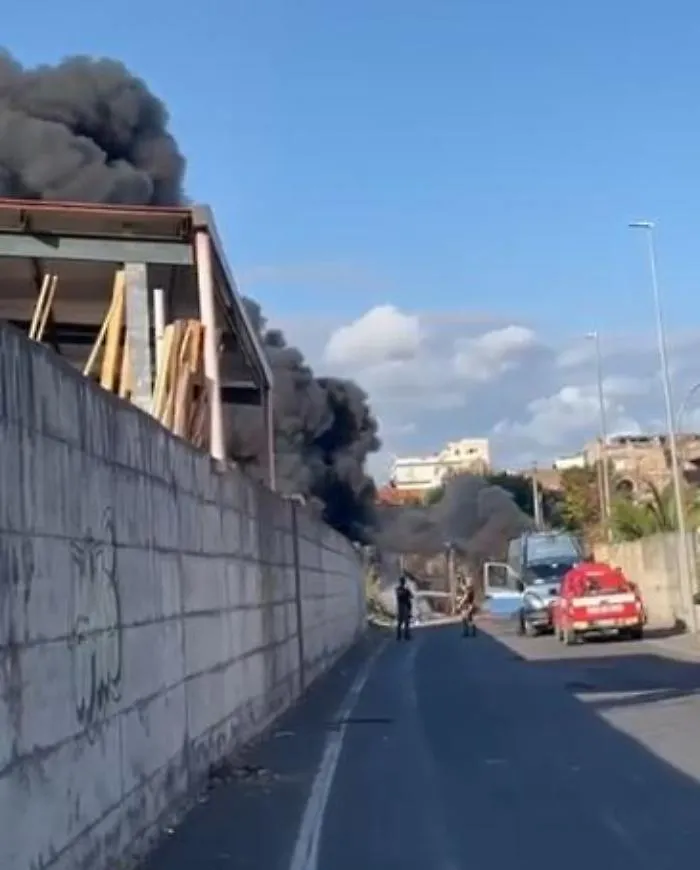 Una colonna di fumo nero si alza da via Acquicella Porto, brucia un  cumulo di rifiuti. 