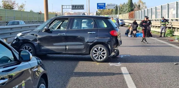 Incidente mortale a Bari, travolto e ucciso un 25enne che stava soccorrendo un automobilista in difficolt&agrave;