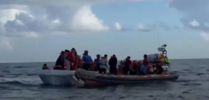 Migranti, la ong Mediterranea salva 65 persone a largo della Libia: la maggior parte vengono dal Sudan, hanno segni di violenze subite