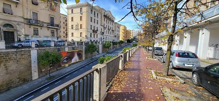 Marmo cadente e corrosione delle inferriate: il cavalcavia "dimenticato" di via Rosso di S. Secondo 