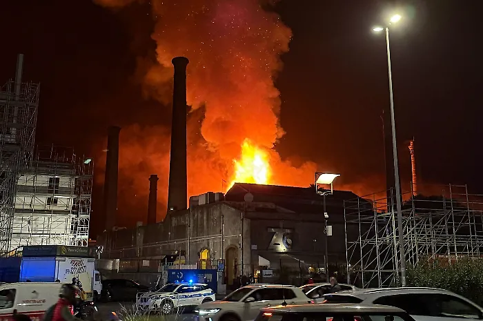 Incendio alle Ciminiere di Catania, ecco la diretta video del rogo e delle operazioni di spegnimento